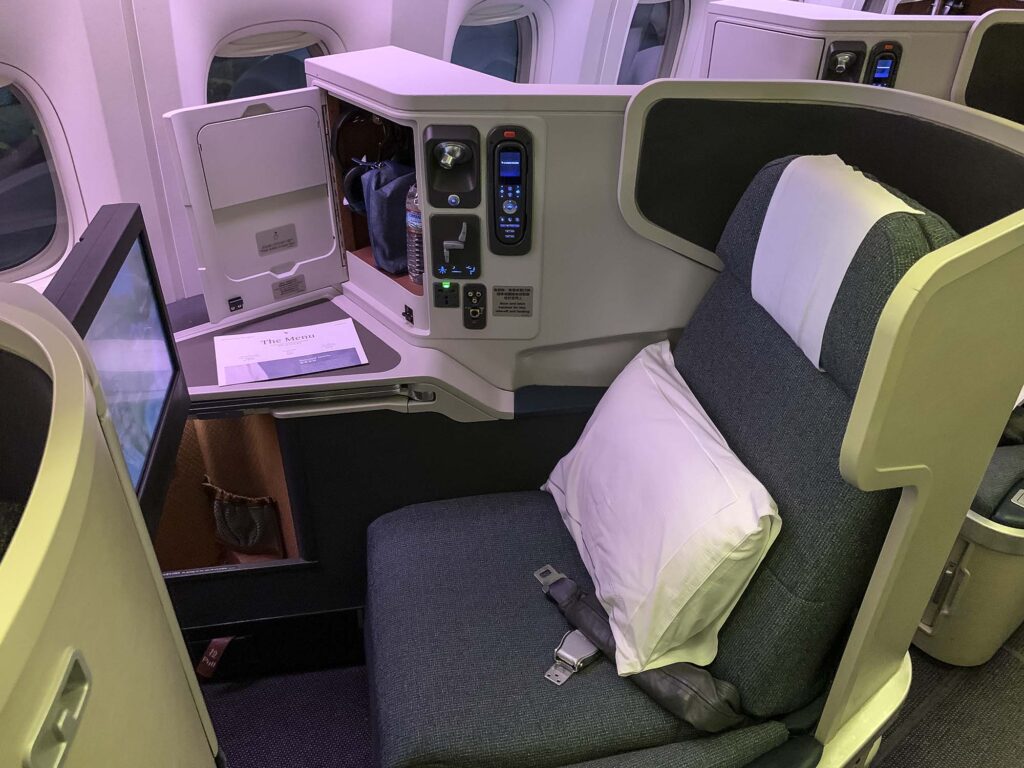 cathay pacific 777-300er business class review 2019