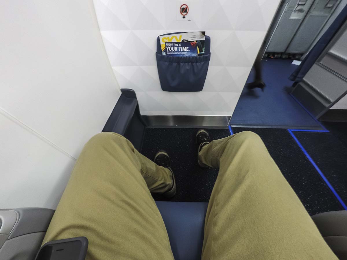 Delta Connection Embraer 175 first class bulkhead row legroom