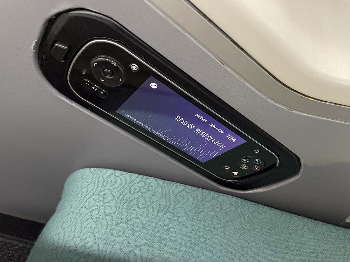 Location of the in-flight entertainment remote control Korean Air 747-8 business class