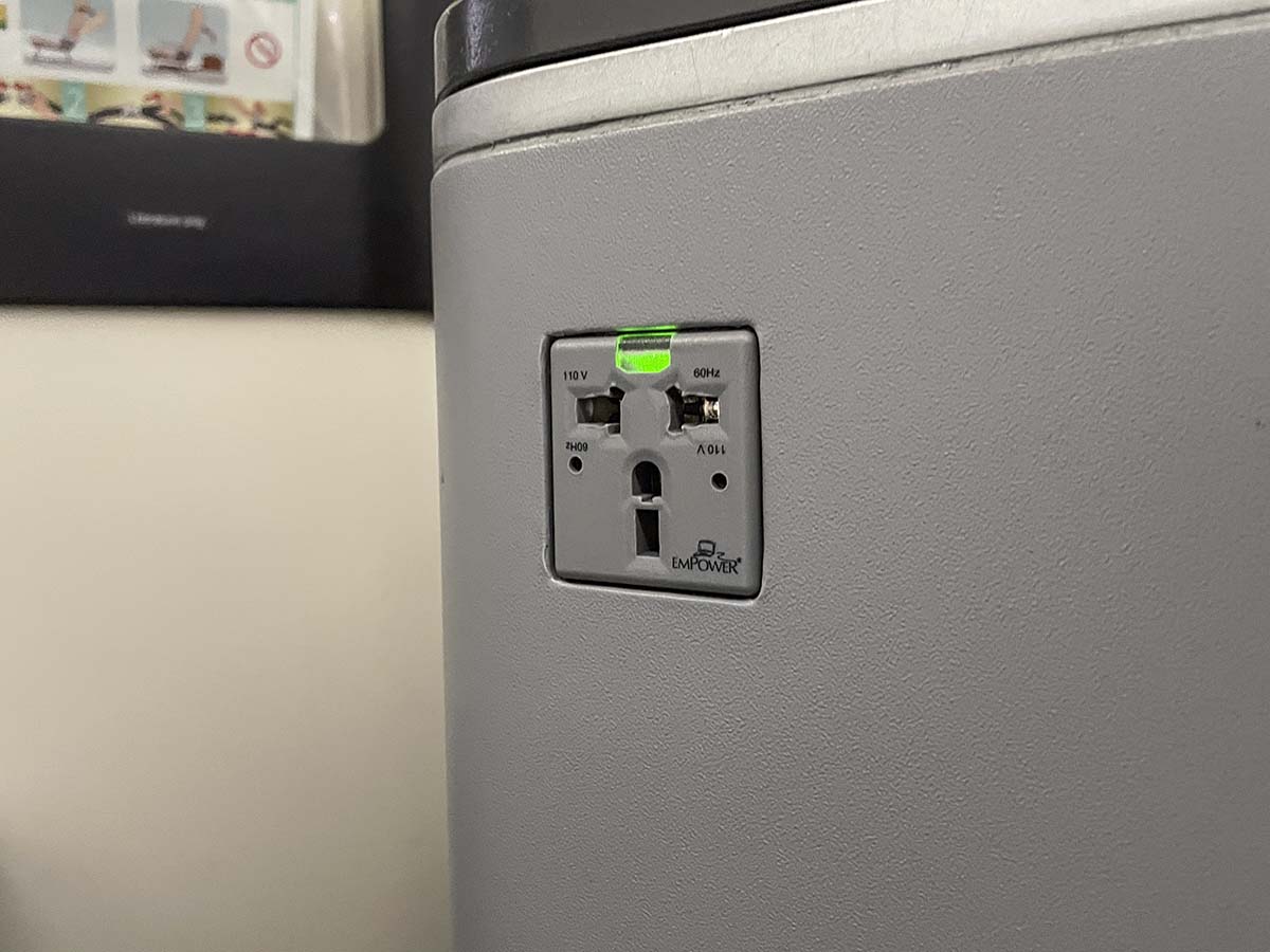 Korean Air 747-8 business class 110 V electrical outlets