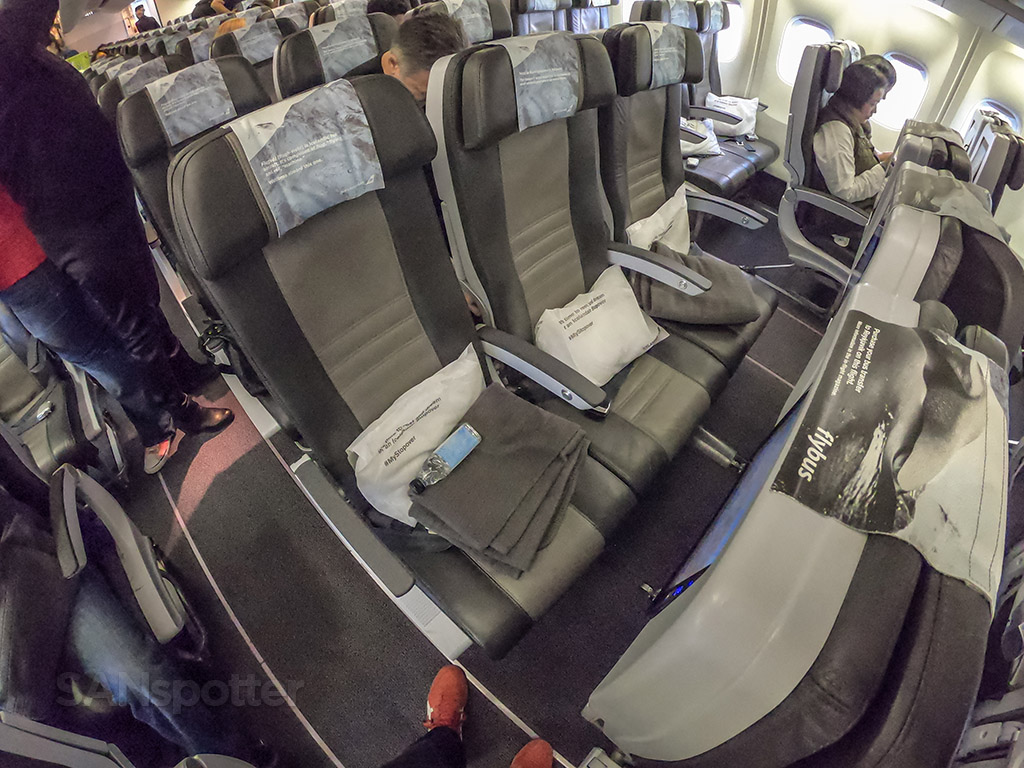 Icelandair 767-300 economy row 26 center section