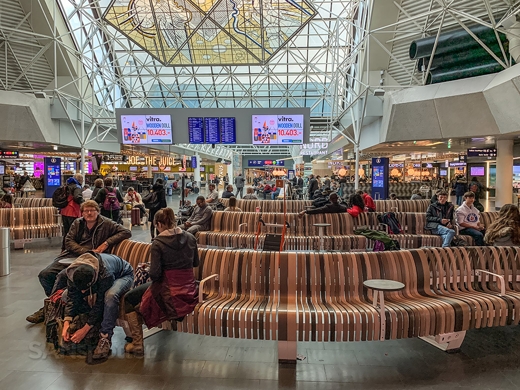 Limited seating areas Keflavík airport 2018