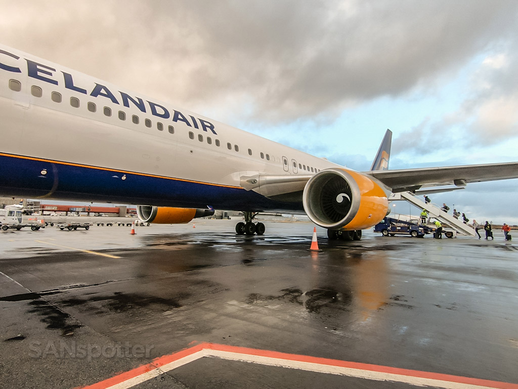 Icelandair 767-300 economy class KEF-SFO
