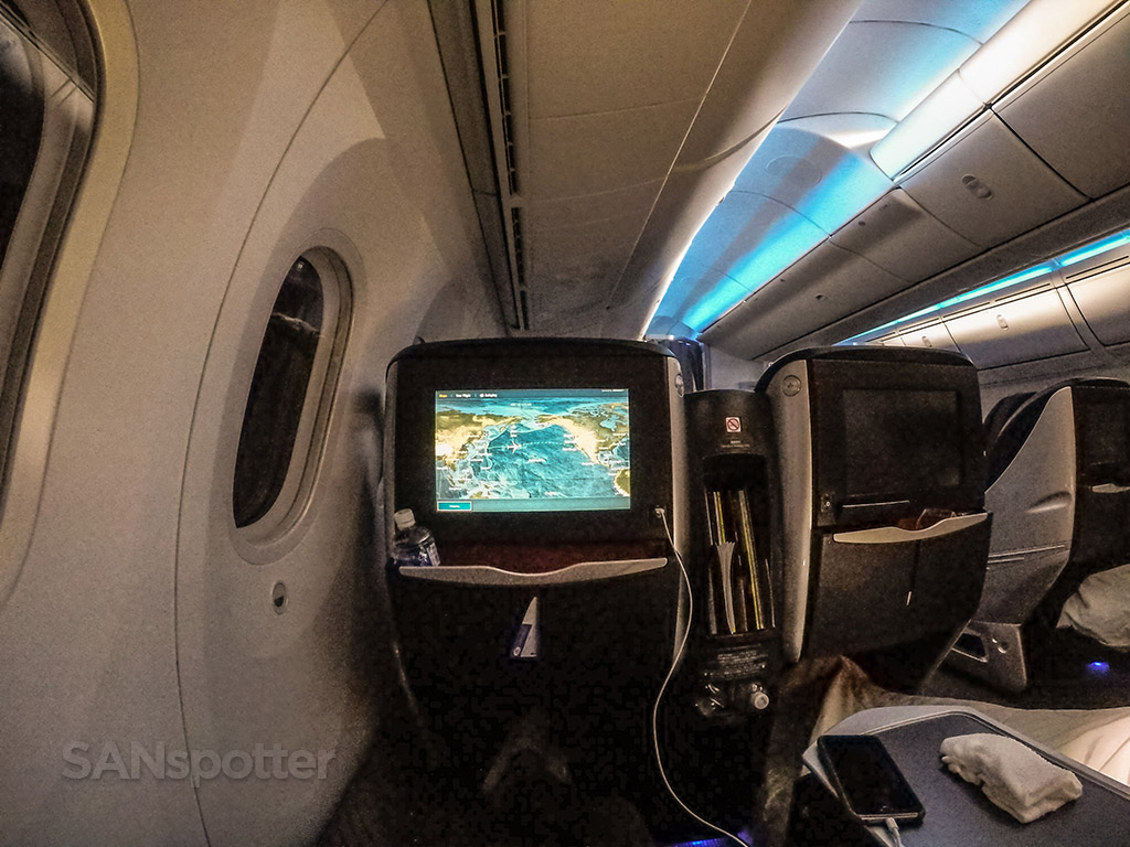 Relaxing and getting comfortable in Japan Airlines 787-8 Shell Flat Neo business class 2018