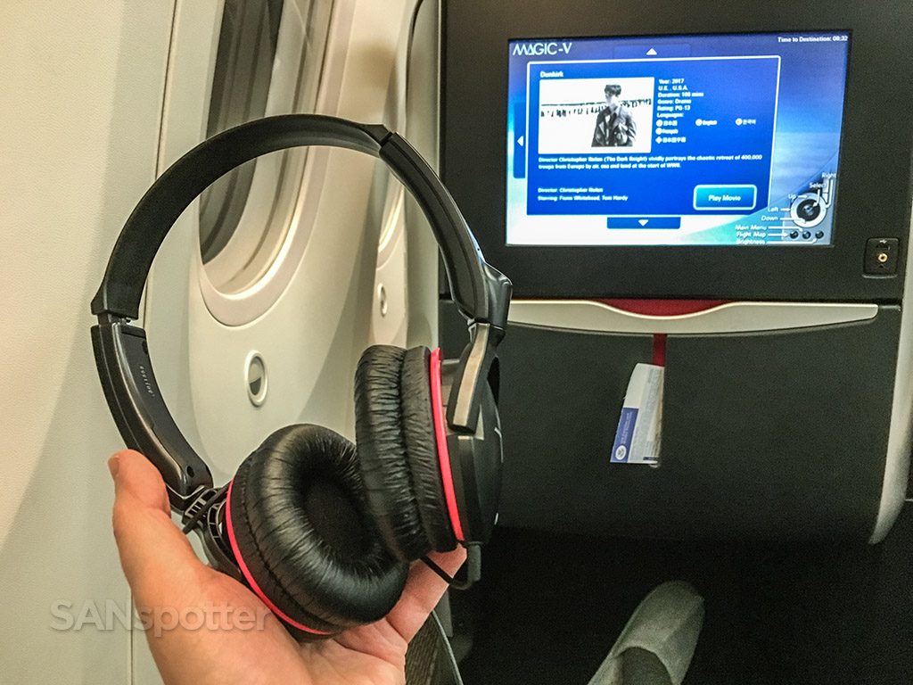 Japan Airlines 787-8 Shell Flat Neo business class noise canceling headphones